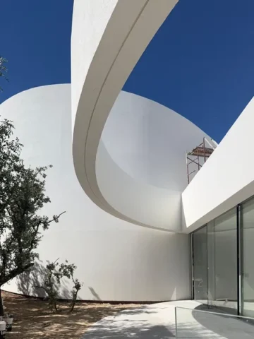 Edificio con estilo futurista