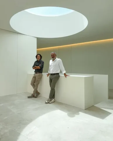 Hombres posando dentro de una estructura moderna