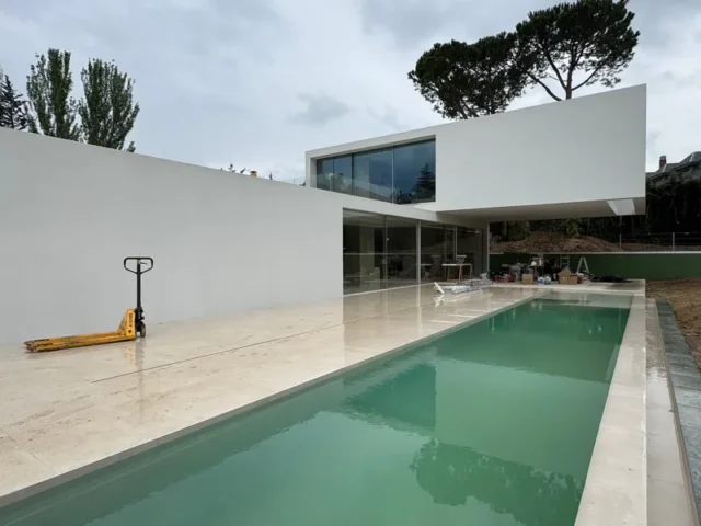 Chalet moderno con piscina en obras