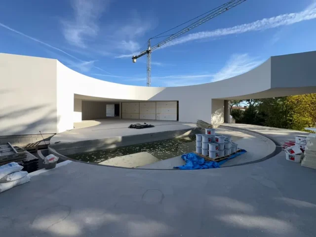 Edificio curvado con estilo futurista en obras