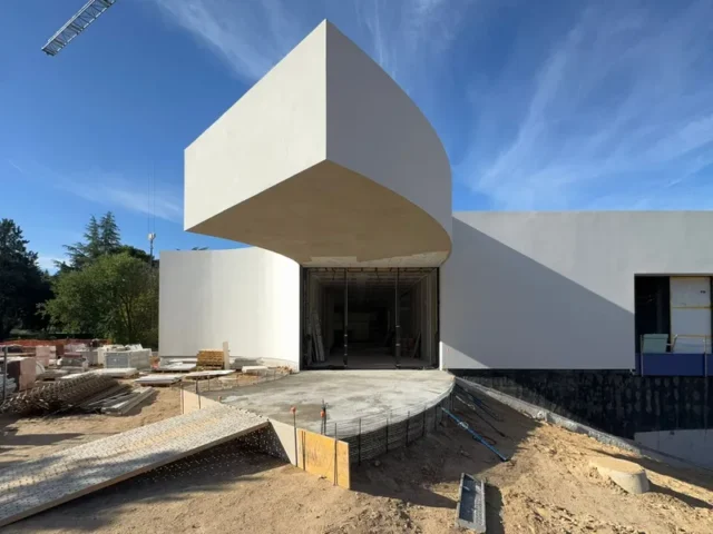 Edificio con estilo futurista en obras